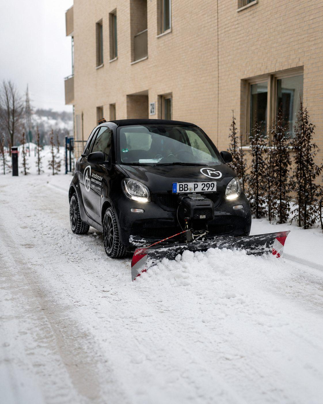 Andonov Smart Car räumt aktiv frischen Schnee vor Wohngebäude