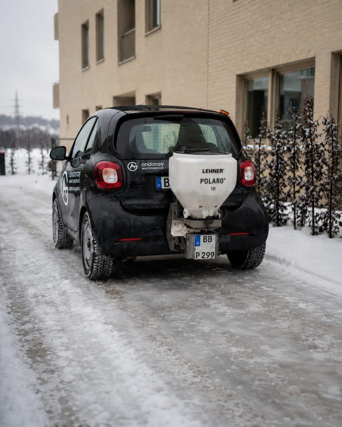Andonov Smart Car mit Salzstreuer im Wintereinsatz
