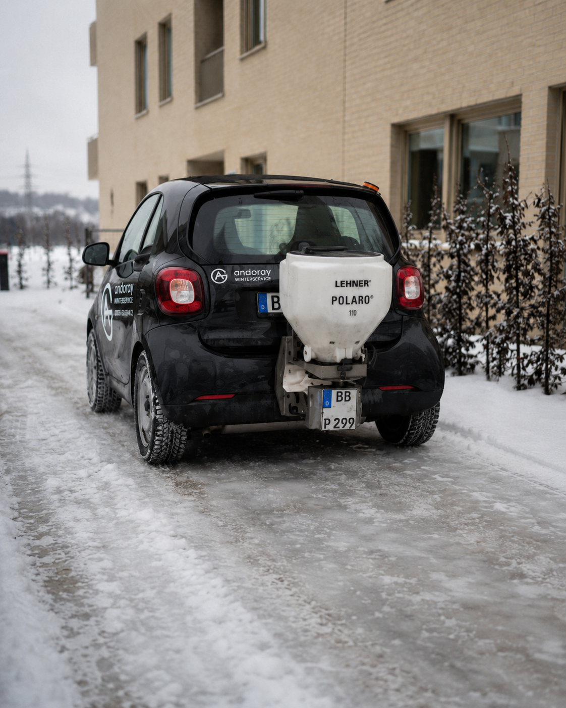 Andonov Smart Car mit Salzstreuer im Wintereinsatz